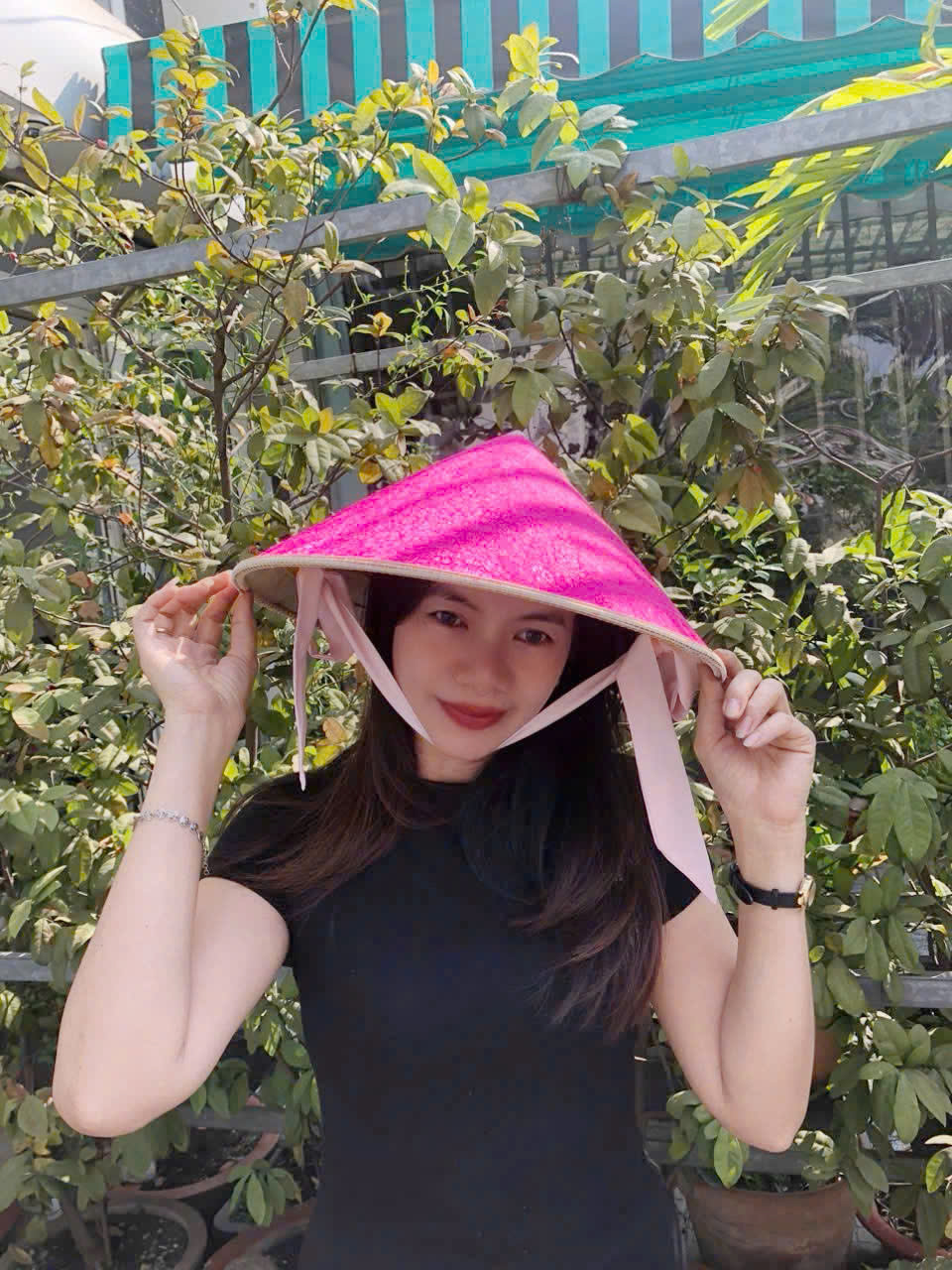 Nón lá LỤA đẹp - Nón lụa 2 lớp dày chắc chắn dùng che nắng/ chụp ảnh (có sẵn dây nón)