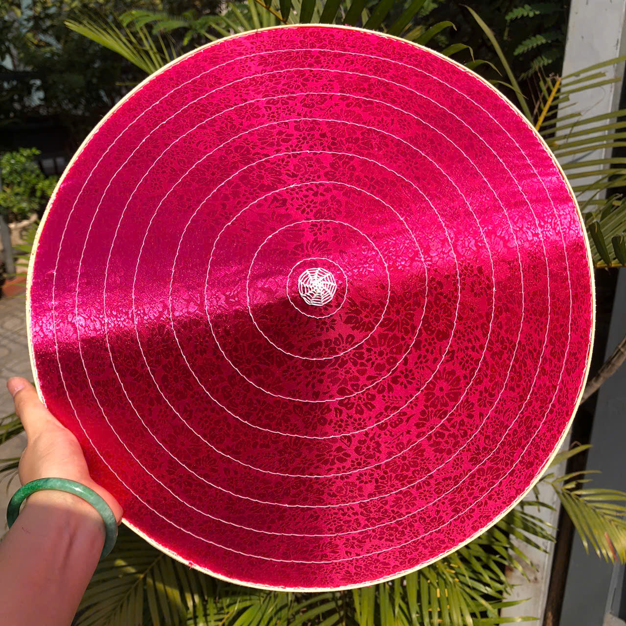 Nón lá LỤA đẹp - Nón lụa 2 lớp dày chắc chắn dùng che nắng/ chụp ảnh (có sẵn dây nón)