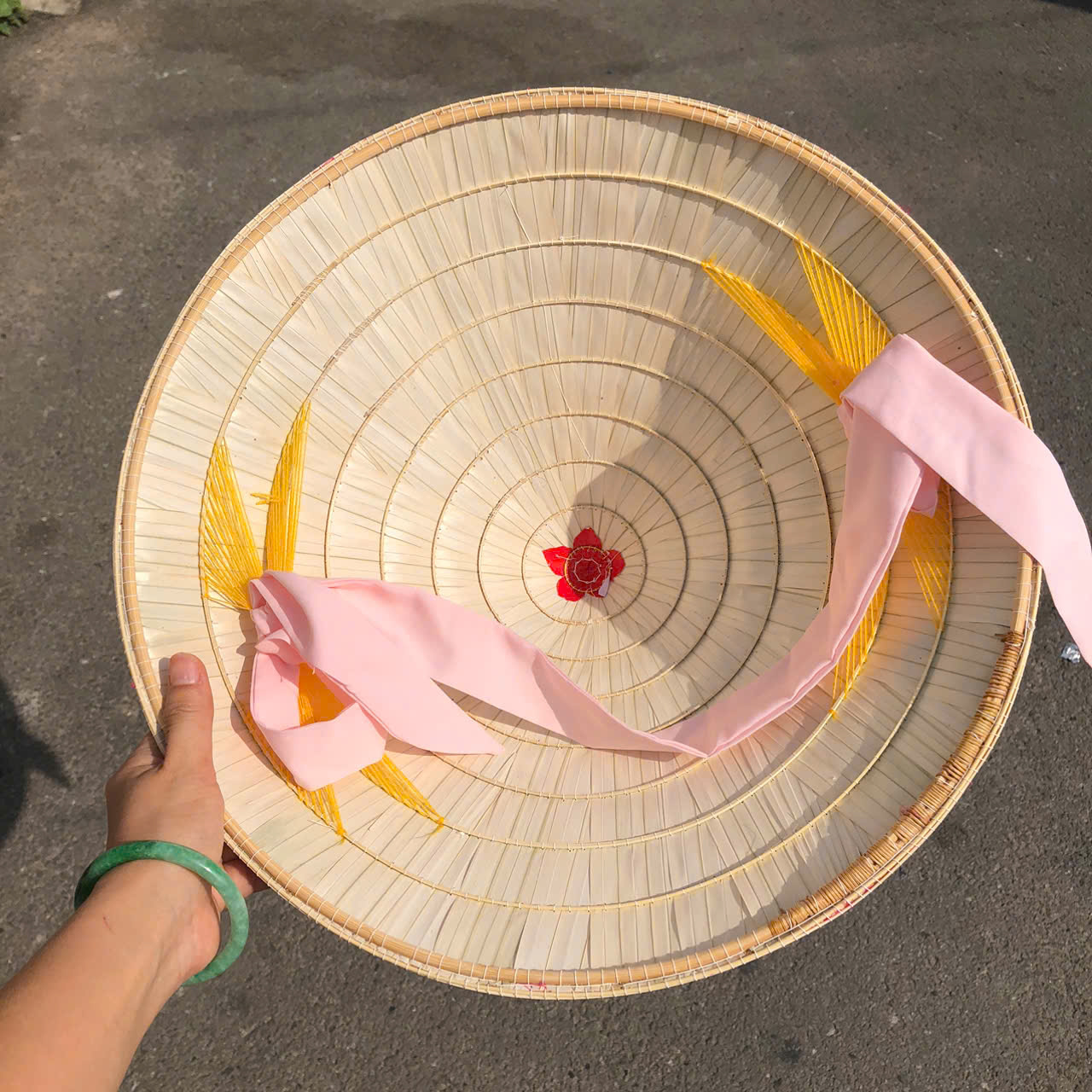 Nón lá LỤA đẹp - Nón lụa 2 lớp dày chắc chắn dùng che nắng/ chụp ảnh (có sẵn dây nón)