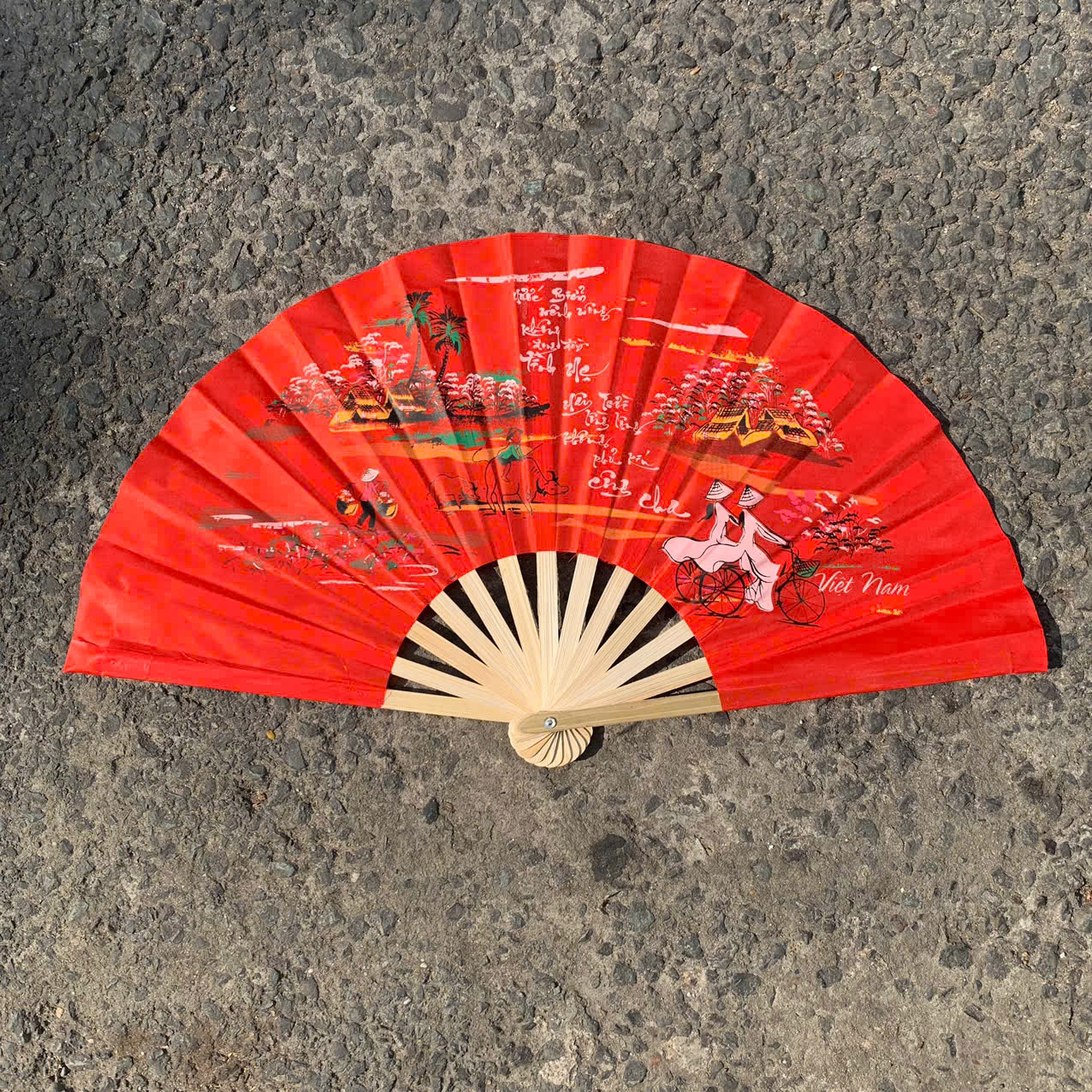 Quạt vải Huế in hình phong cảnh nhiều màu (mẫu ngẫu nhiên) làm quà lưu niệm