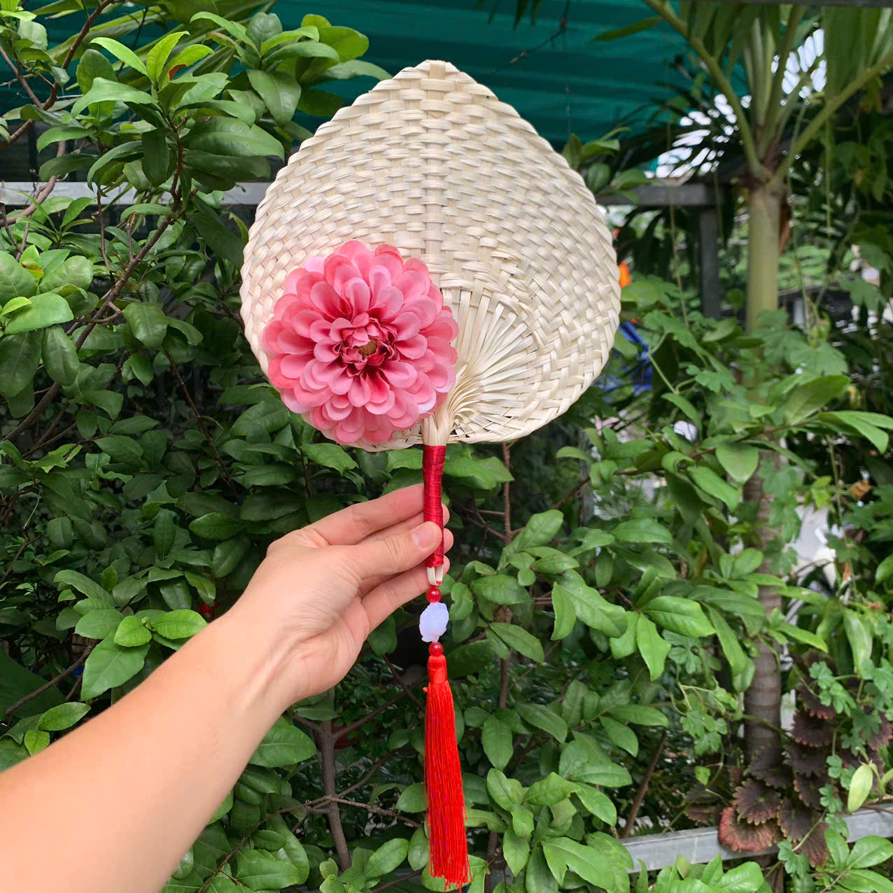 Quạt Tre Gắn Hoa và Tua Rua - Quạt cầm tay chụp ảnh xinh xắn