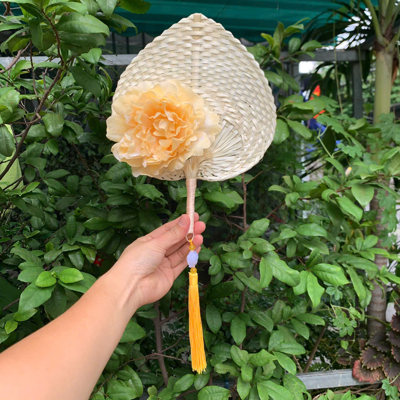 Quạt Tre Gắn Hoa và Tua Rua - Quạt cầm tay chụp ảnh xinh xắn