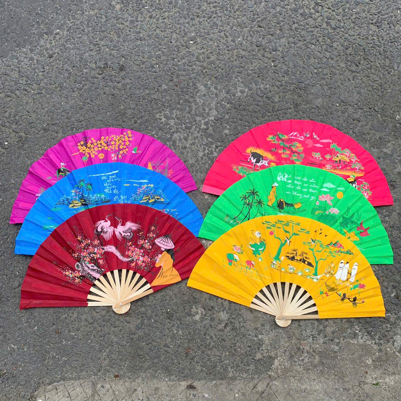 Quạt vải Huế in hình phong cảnh nhiều màu (mẫu ngẫu nhiên) làm quà lưu niệm
