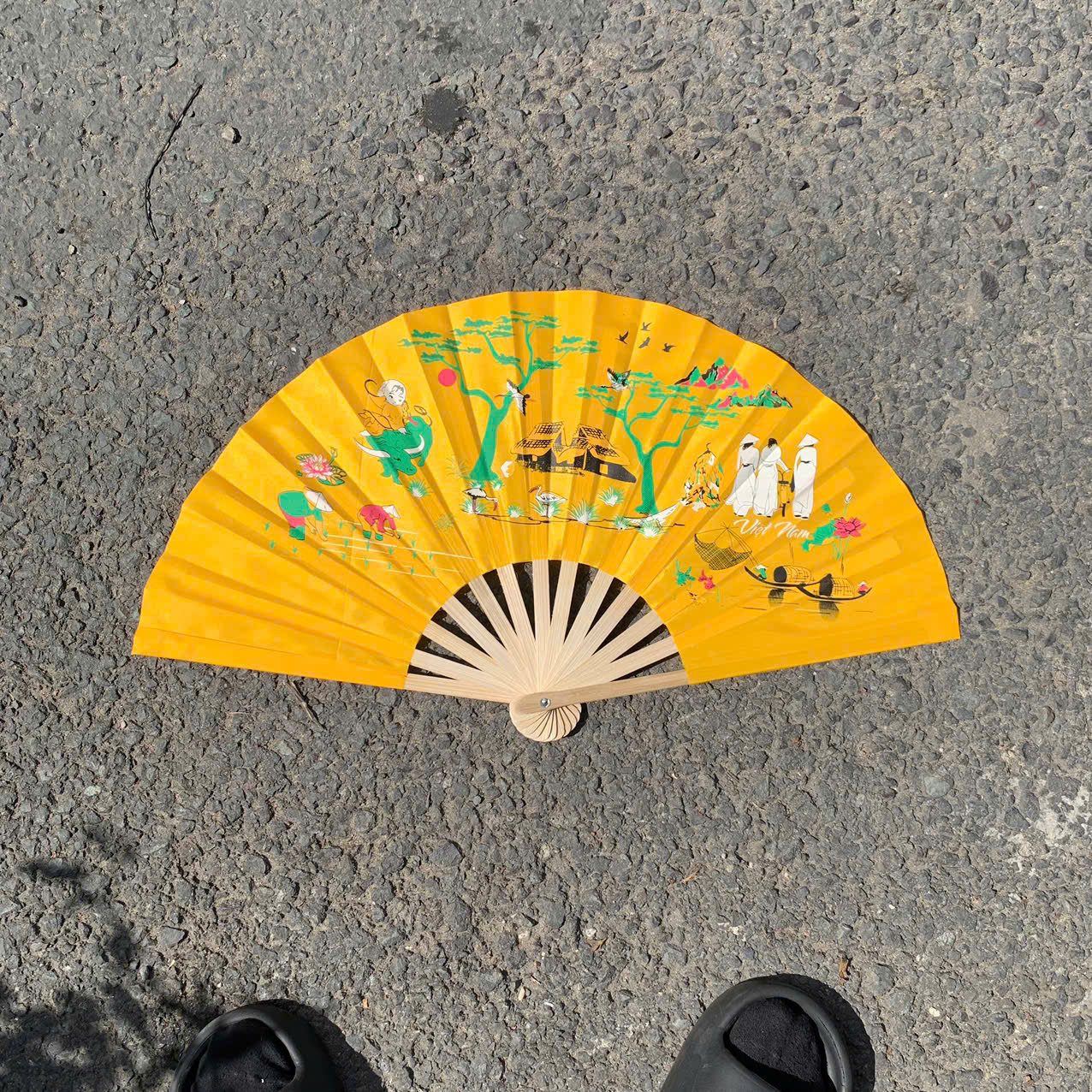 Quạt vải Huế in hình phong cảnh nhiều màu (mẫu ngẫu nhiên) làm quà lưu niệm