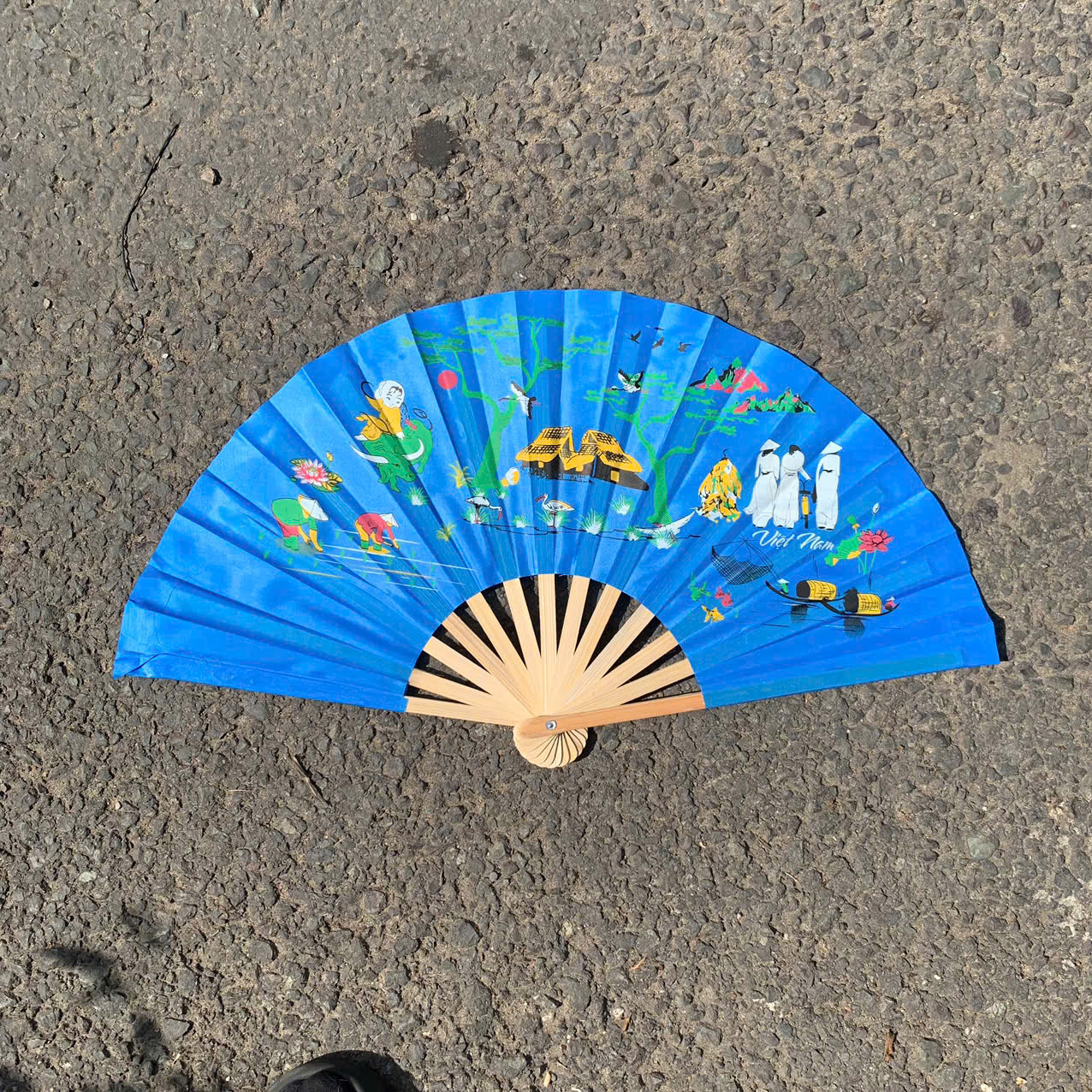 Quạt vải Huế in hình phong cảnh nhiều màu (mẫu ngẫu nhiên) làm quà lưu niệm