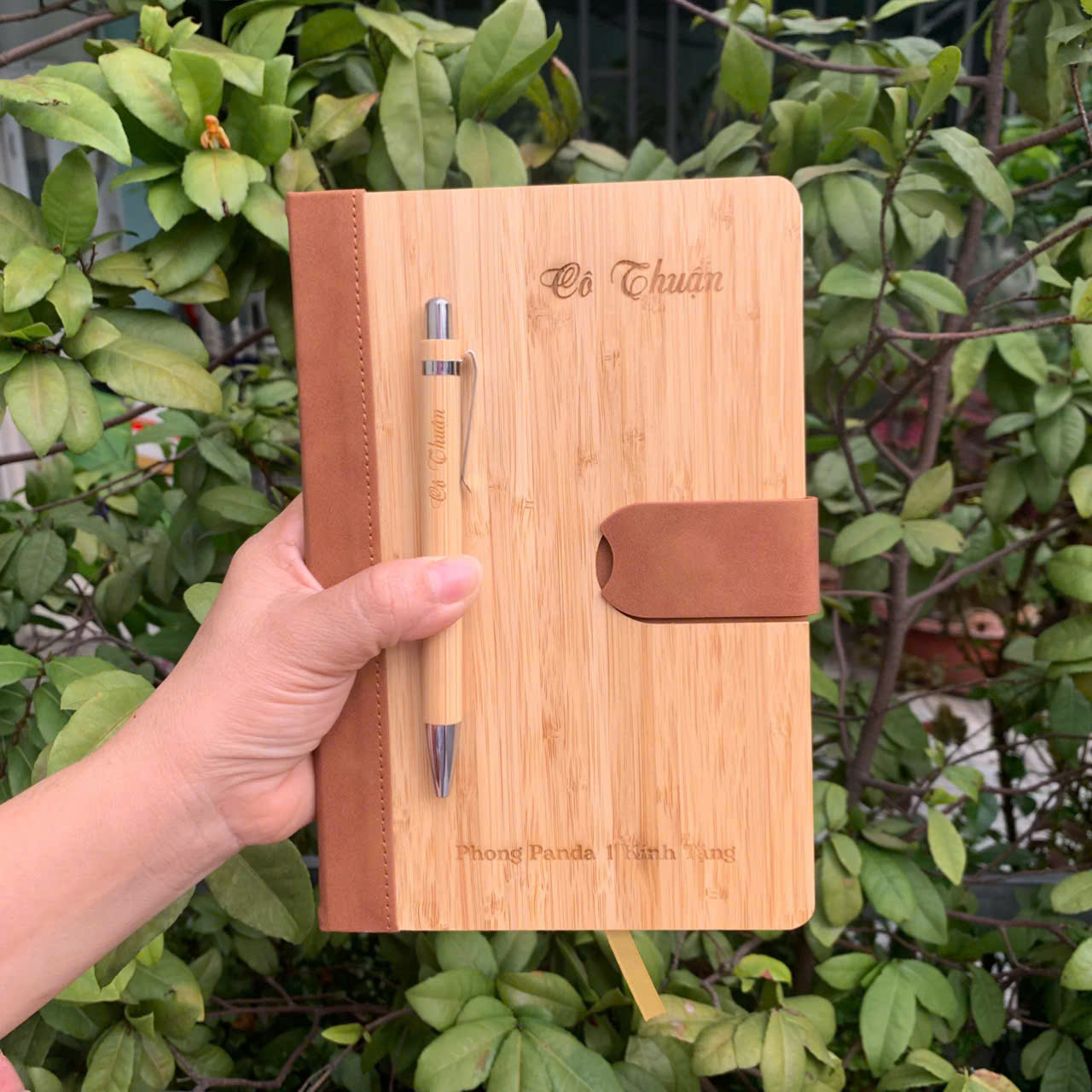 Sổ tay da bìa tre tặng kèm bút bi tre khắc tên theo yêu cầu làm quà tặng