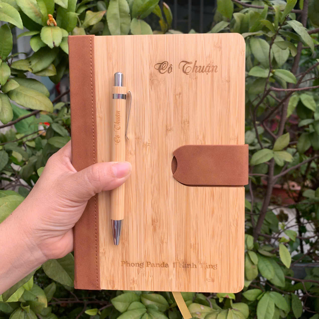 Sổ tay da bìa tre tặng kèm bút bi tre khắc tên theo yêu cầu làm quà tặng