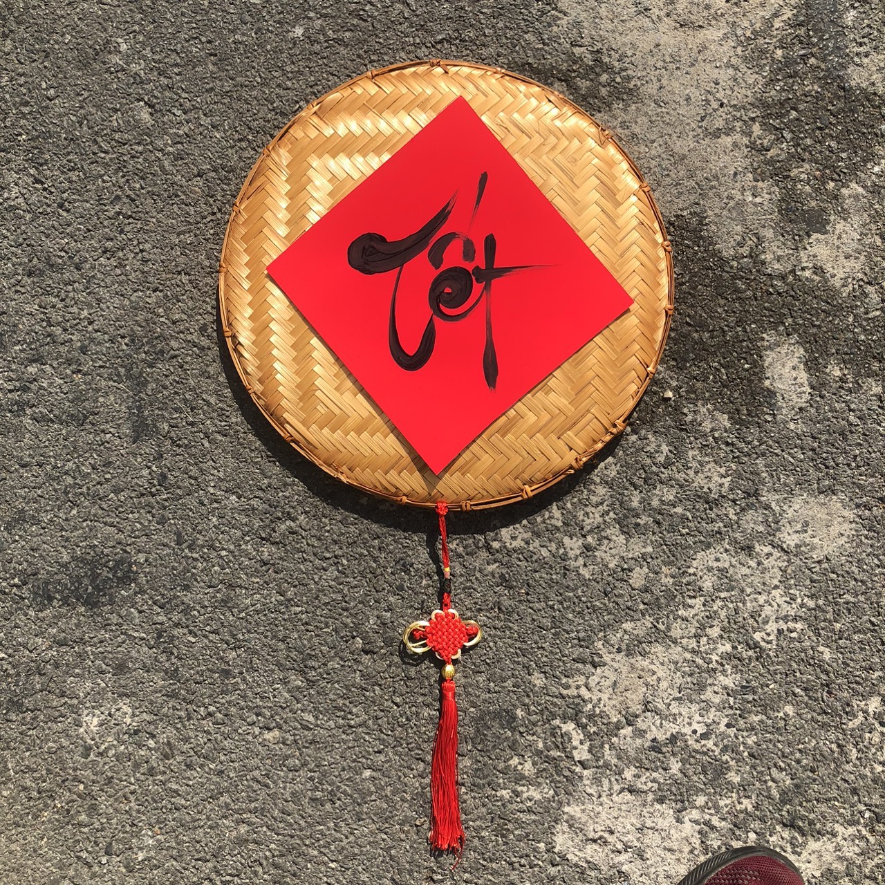 Mẹt Tết treo cửa chữ thư pháp - Mẹt tre trang trí tết đồ treo trang trí chữ tết cỡ lớn