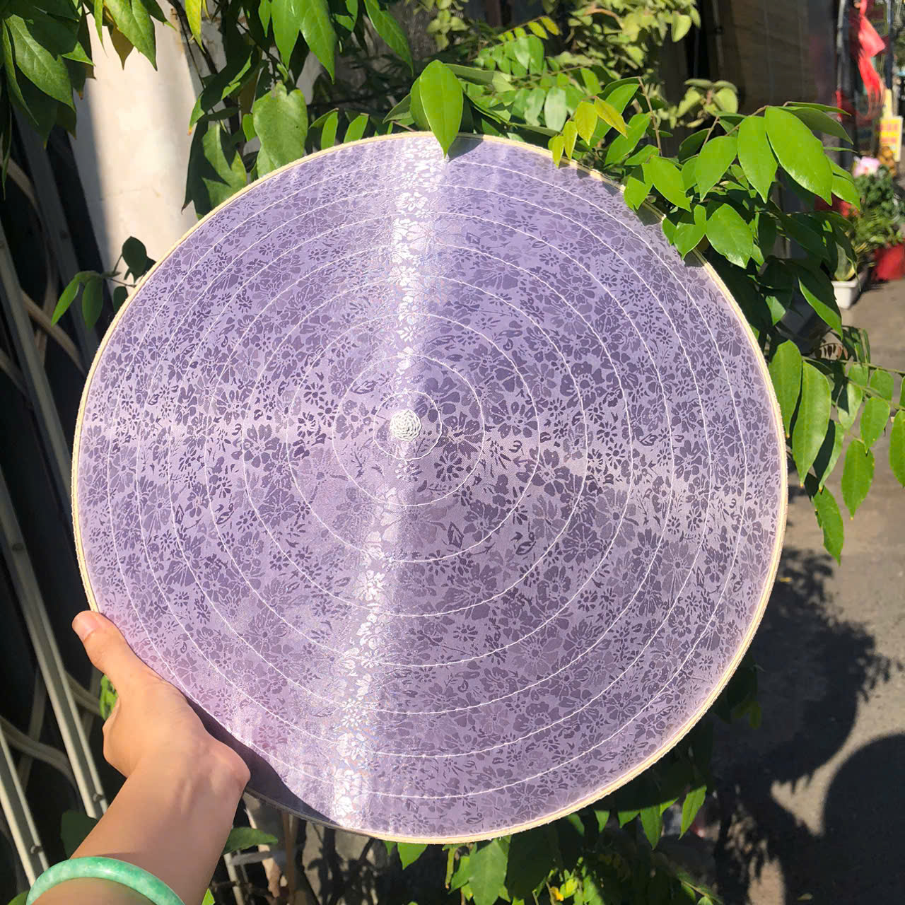 Nón lá LỤA đẹp - Nón lụa 2 lớp dày chắc chắn dùng che nắng/ chụp ảnh (có sẵn dây nón)