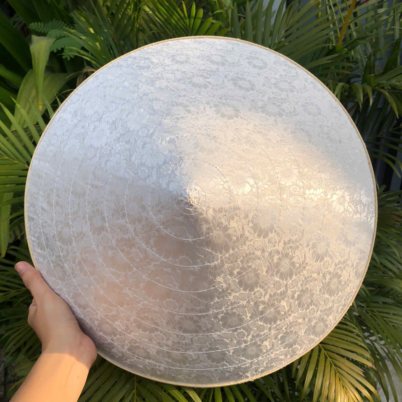 Nón lá LỤA đẹp - Nón lụa 2 lớp dày chắc chắn dùng che nắng/ chụp ảnh (có sẵn dây nón)