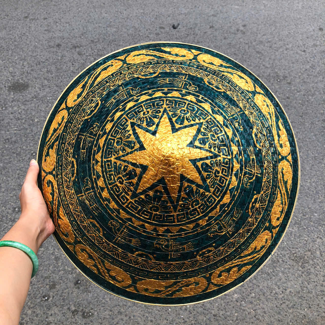 Nón lá cỏ bàng vẽ mẫu trống đồng - Nón cỏ chắc chắn (mẫu đẹp)