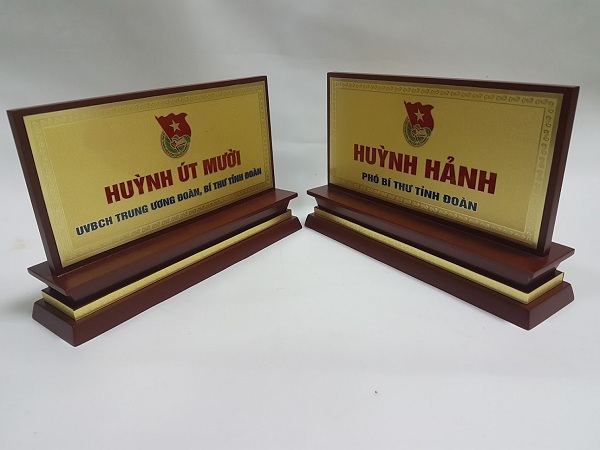 biển chức danh gỗ đồng