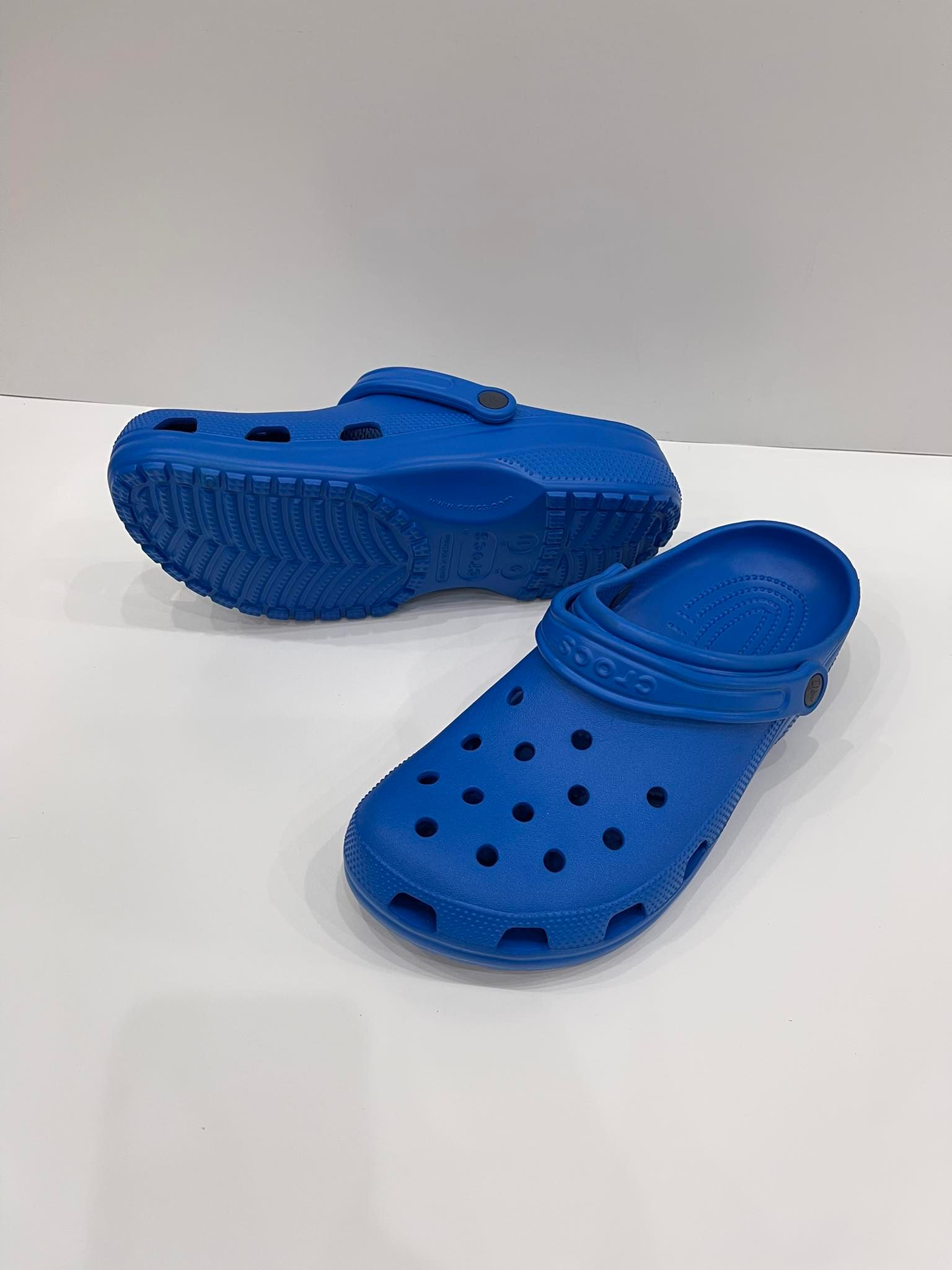 Dép Sục Đúc Nguyên Khối CROCS CLASSIC CLOG 