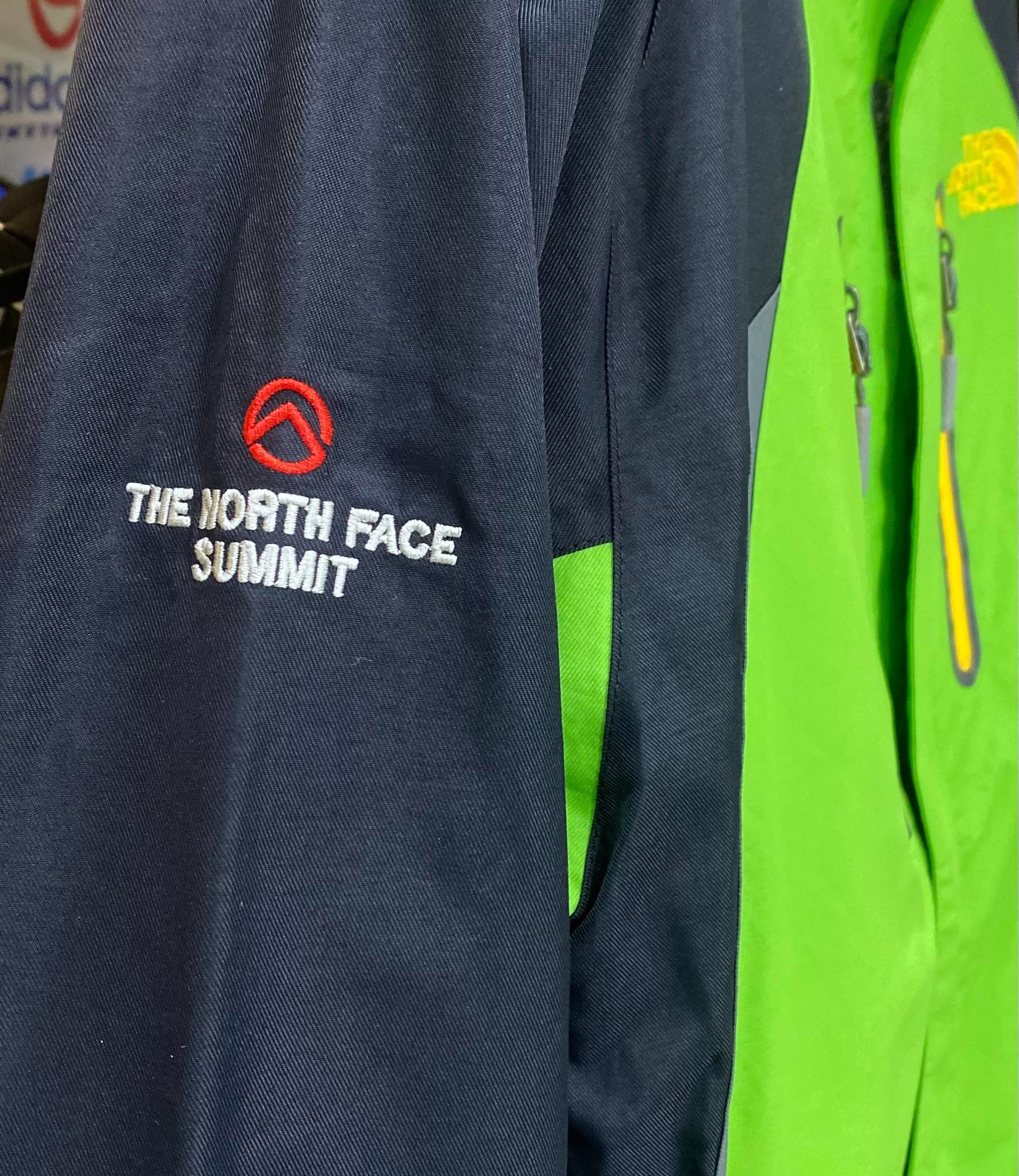 Áo Khoác Chính Hãng - The North Face Gore - Tex Xanh Lá Logo Vàng - AKTNF-014