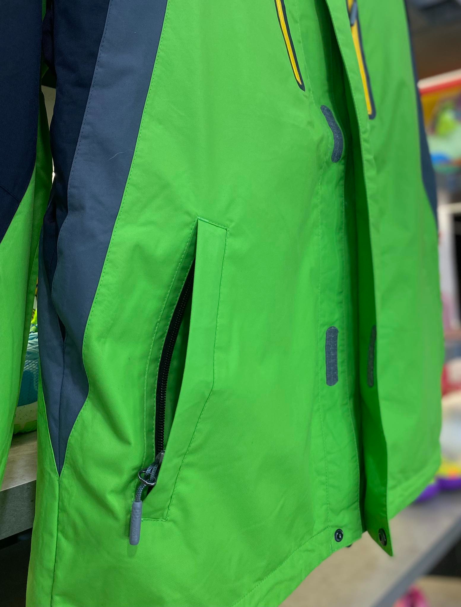 Áo Khoác Chính Hãng - The North Face Gore - Tex Xanh Lá Logo Vàng - AKTNF-014