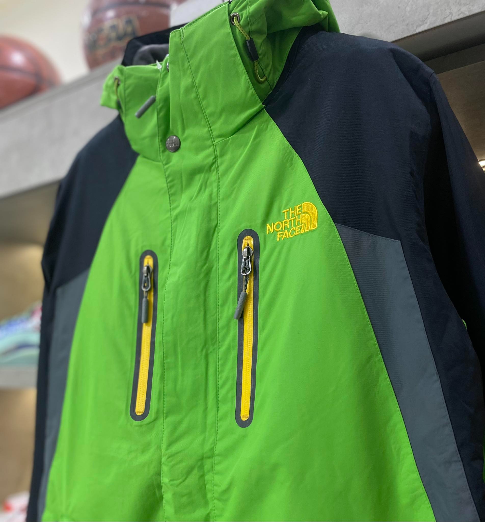 Áo Khoác Chính Hãng - The North Face Gore - Tex Xanh Lá Logo Vàng - AKTNF-014