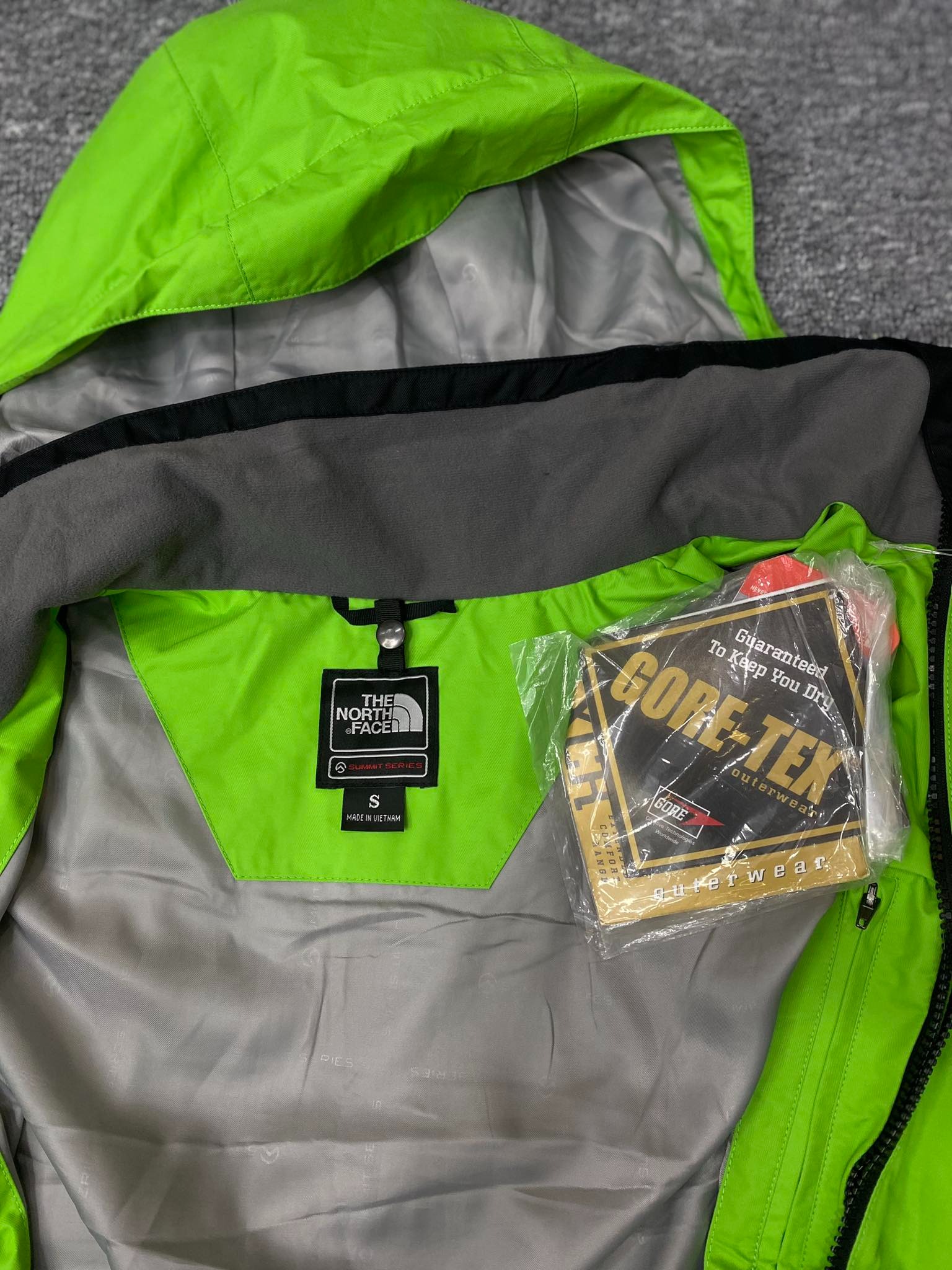 Áo Khoác Chính Hãng - The North Face Gore - Tex Xanh Lá Logo Vàng - AKTNF-014