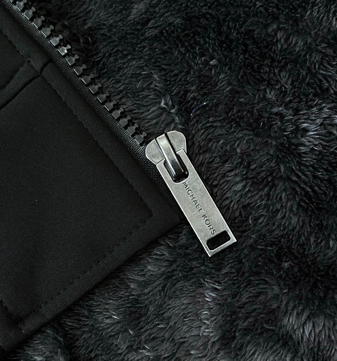 Áo Khoác Chính Hãng - Áo Khoác Lông Michael Kors Black Logo Vuông - MC69223