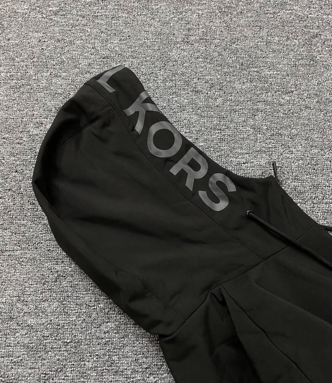 Áo Khoác Chính Hãng - Áo Khoác Lông Michael Kors Black Logo Vuông - MC69223