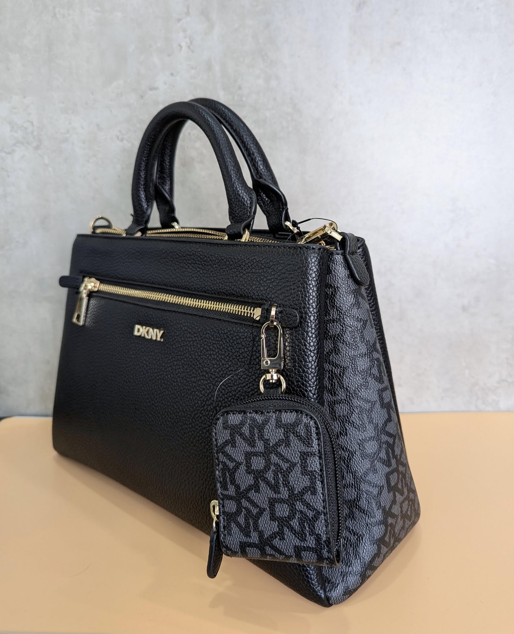 Phụ Kiện Chính Hãng - Túi Nữ DKNY Logo-Lettering Leaather Tote Bag - R42DYF21