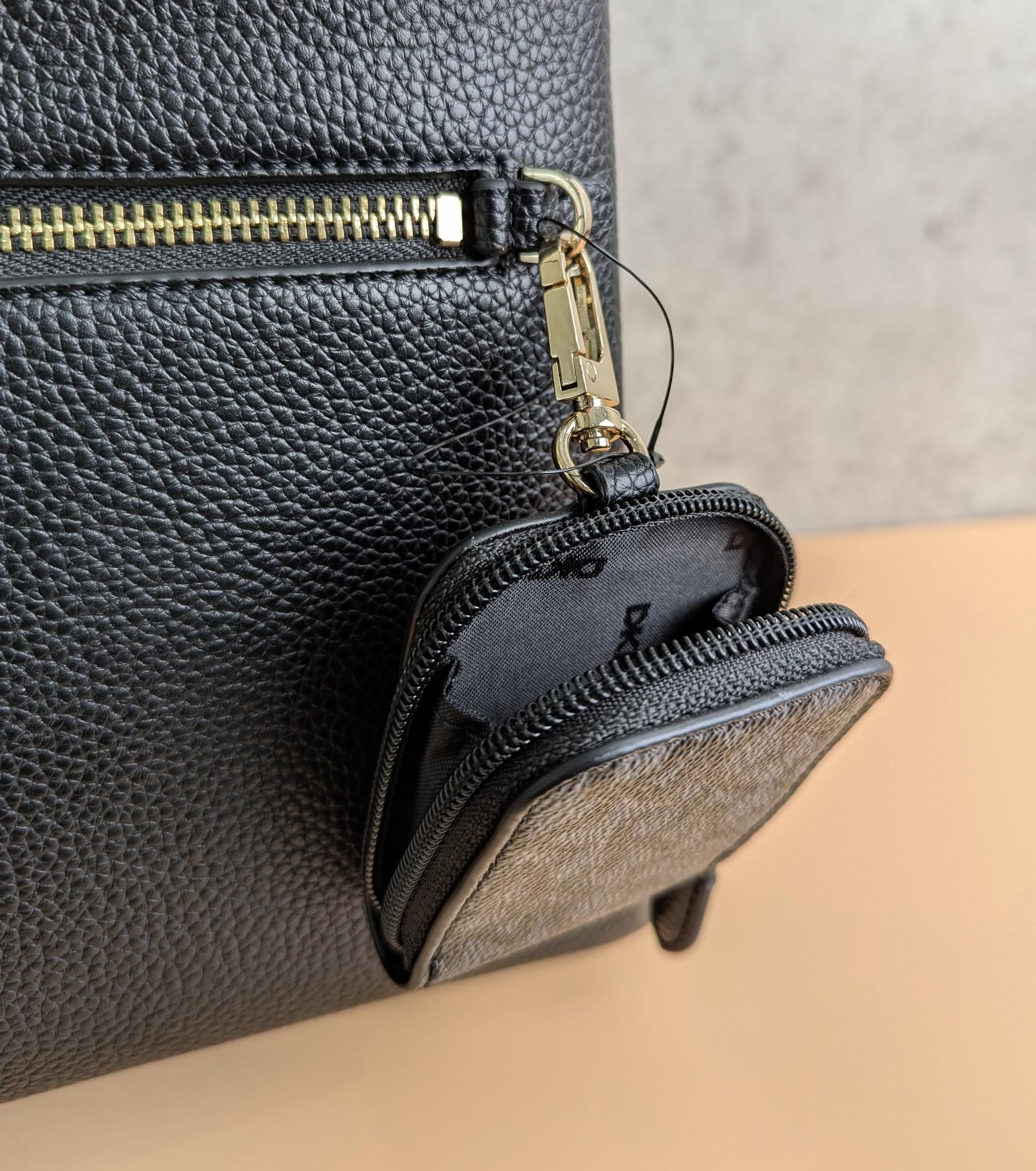 Phụ Kiện Chính Hãng - Túi Nữ DKNY Logo-Lettering Leaather Tote Bag - R42DYF21