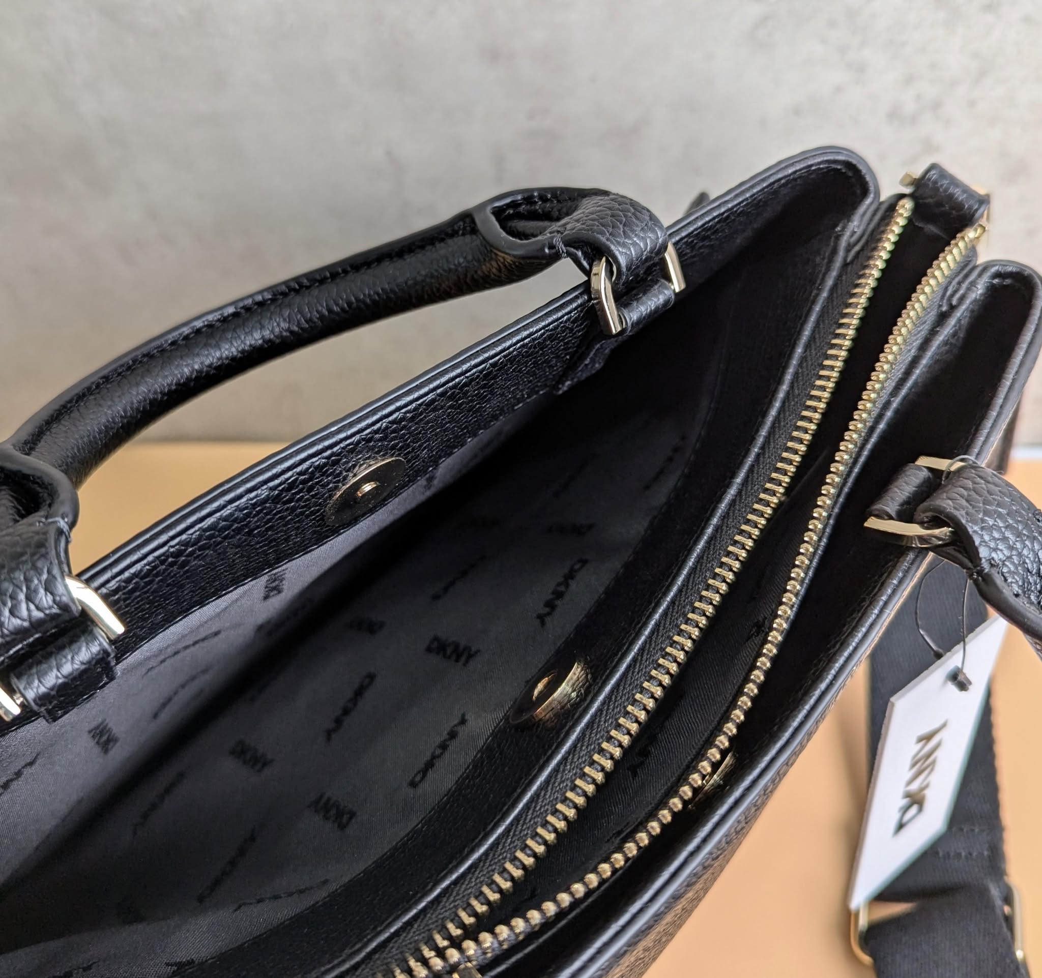 Phụ Kiện Chính Hãng - Túi Nữ DKNY Logo-Lettering Leaather Tote Bag - R42DYF21