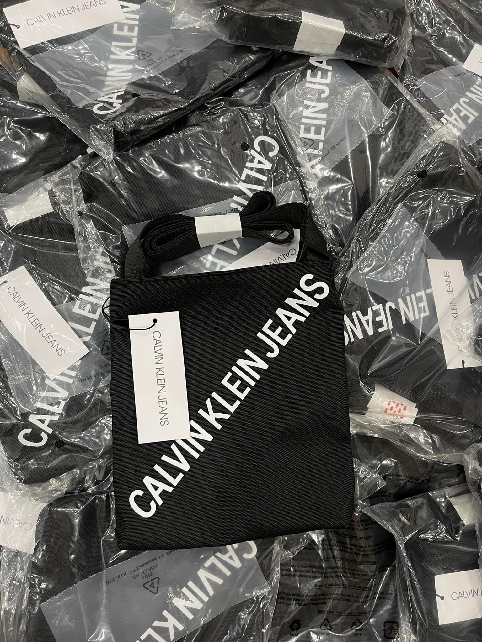 Túi đeo chéo nam Calvin Klein Jeans 'Black' - BCK010