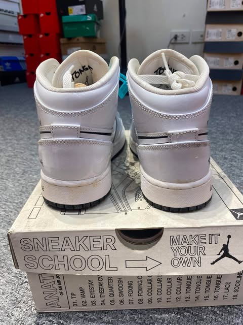 Giày Casual Chính Hãng - Nike Nữ Air Jordan 1 Mid 