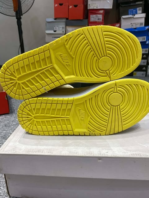 Giày Casual Chính Hãng - Nike Wmns Air Jordan 1 Mid SE 'Voltage Yellow' - DB2822-107