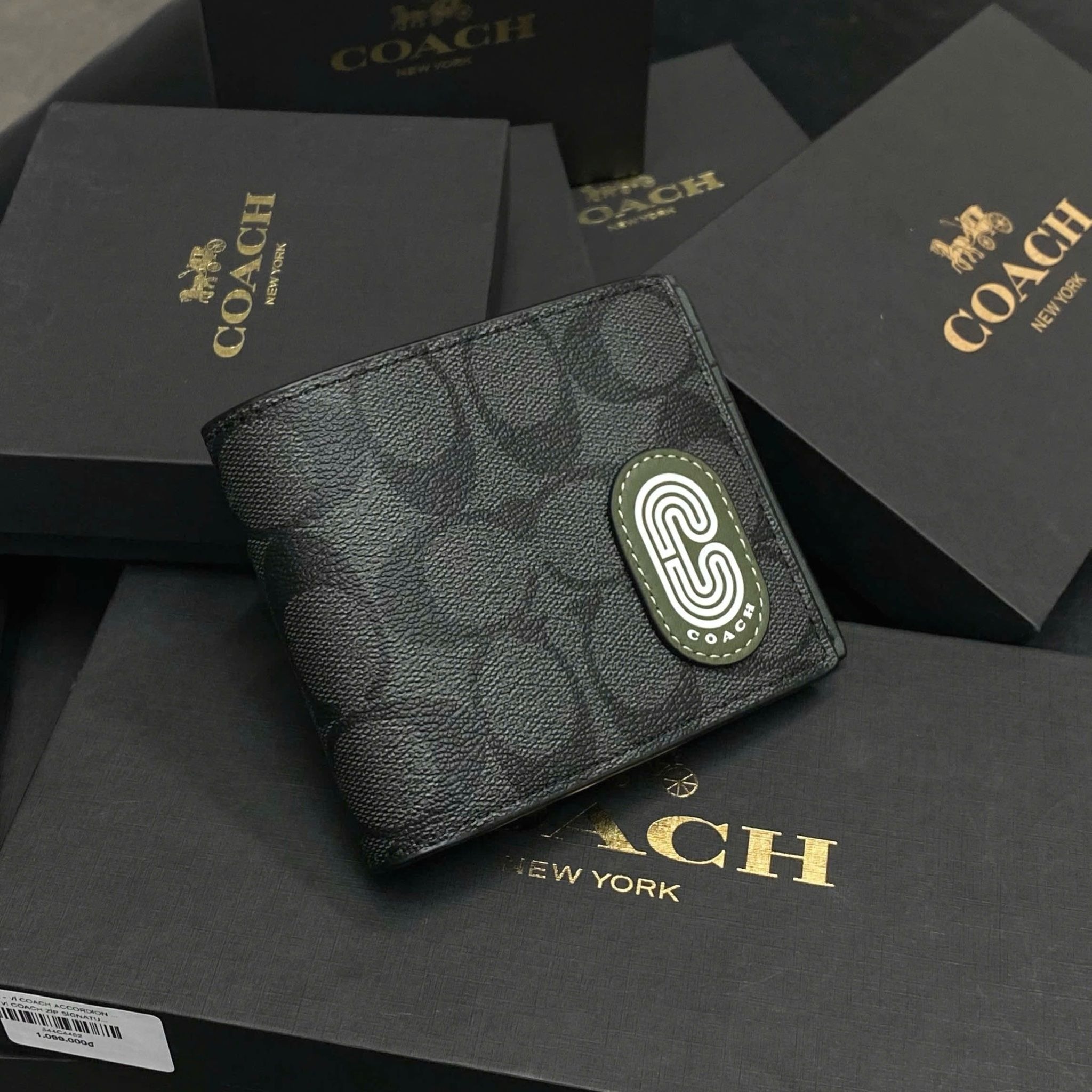 Phụ Kiện Chính Hãng - Ví Coach Ngắn Hoạ Tiết Sói 