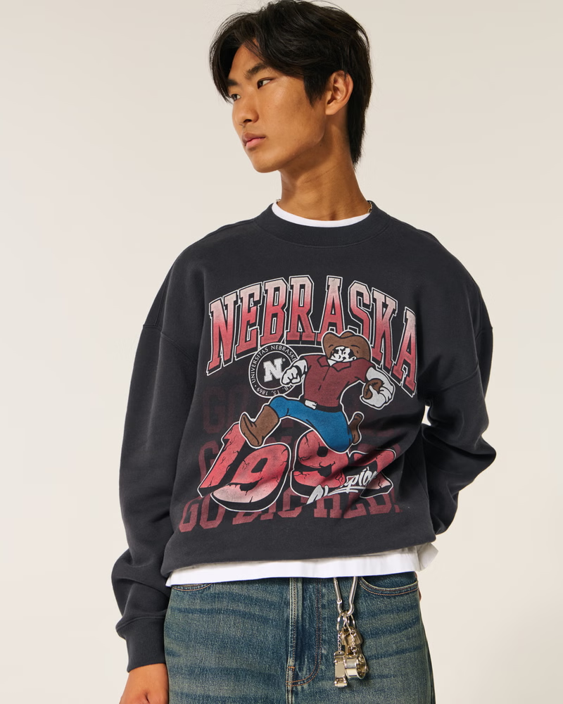 Áo Sweater Chính Hãng - Áo Hollister Men's Boxy University of Nebraska Cornhuskers Graphic Crew Sweatshirt 