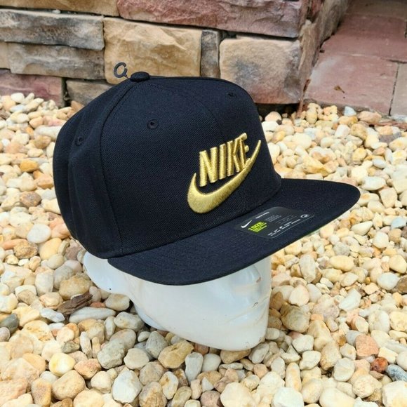 PHỤ KIỆN CHÍNH HÃNG - Mũ Nike Pro Sportswear Black Gold Snapback Hat Cap - 891284-014