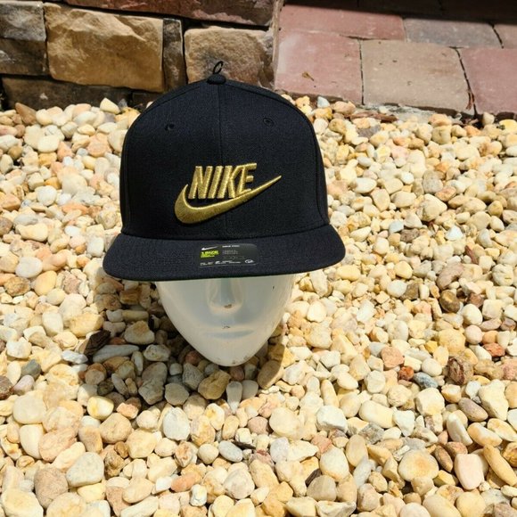 PHỤ KIỆN CHÍNH HÃNG - Mũ Nike Pro Sportswear Black Gold Snapback Hat Cap - 891284-014