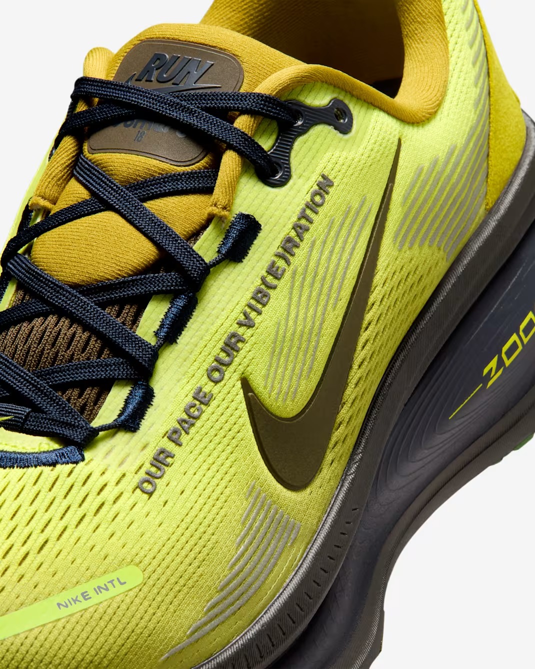 Giày Casual Chính Hãng - Nike Vomero 18 SE Men's Road Running Shoes 