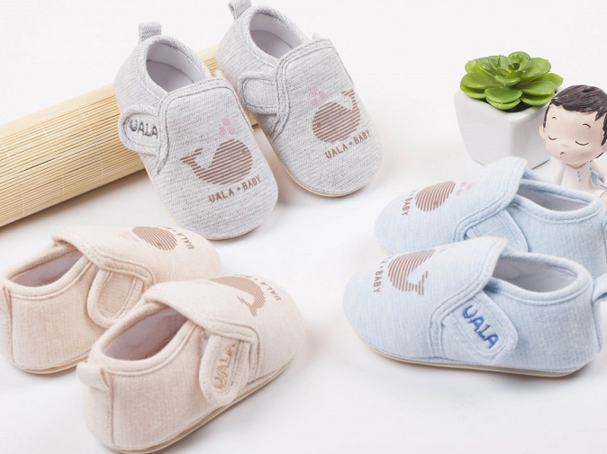 Mách mẹ cách chọn giày tập đi cho bé loại nào tốt ?