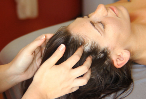 Massage da đầu thúc đẩy lưu thông tuần hoàn máu nuôi dưỡng nang tóc