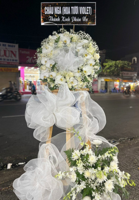 Đặt hoa viếng đám tang huyện Mỏ Cày Bắc Bến Tre