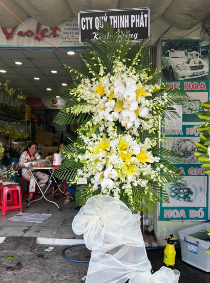 Đặt hoa viếng đám tang huyện Mỏ Cày Bắc Bến Tre