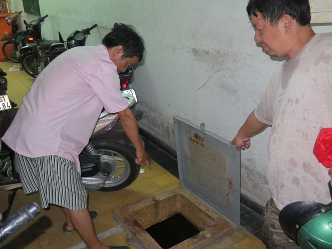 Hầm chứa nước ở chung cư trên đường Nguyễn Tri Phương (Q.10) nằm ở chân cầu thang nên dễ nhiễm khuẩn  Ảnh: Trung Hiếu