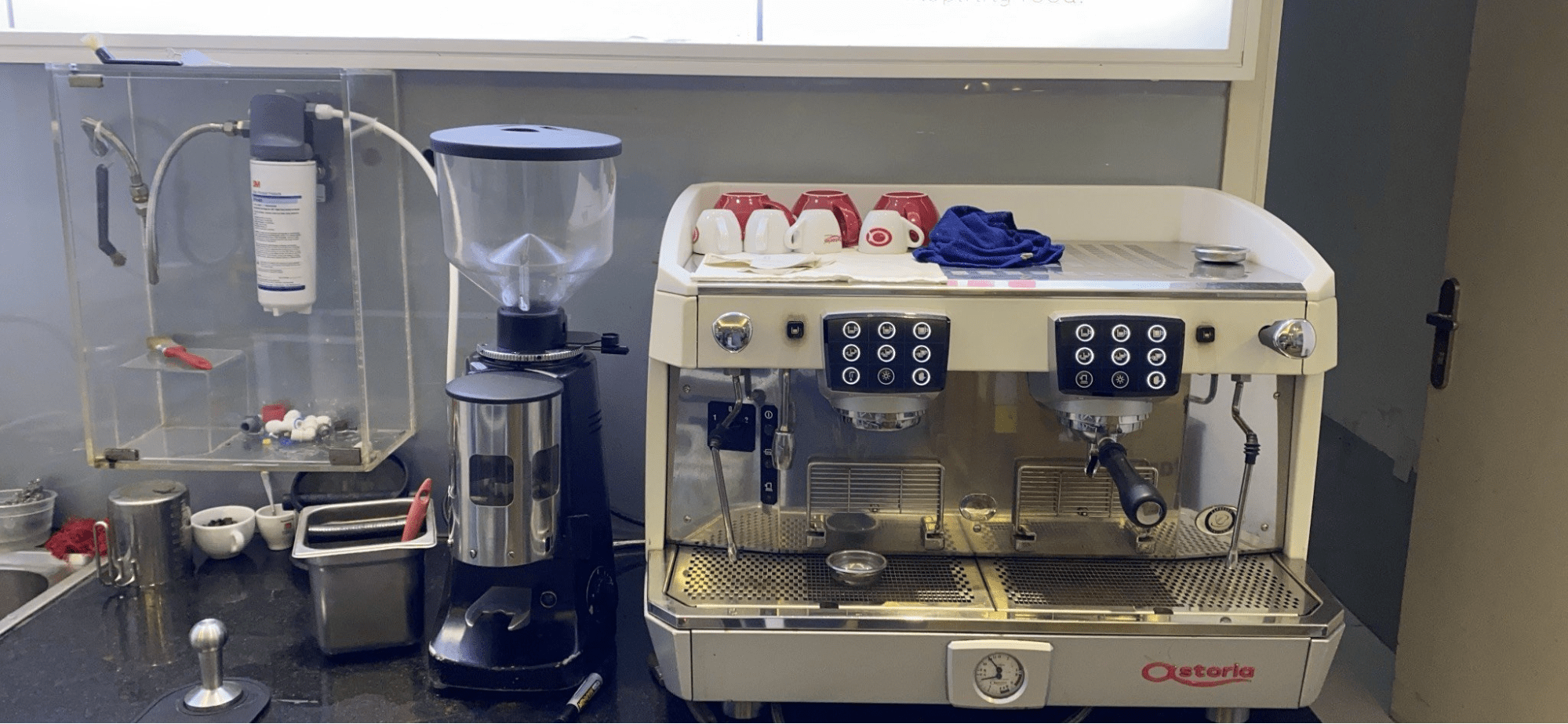 Hình ảnh lắp đặt thực tế của máy lọc nước 3M vào máy cà phê