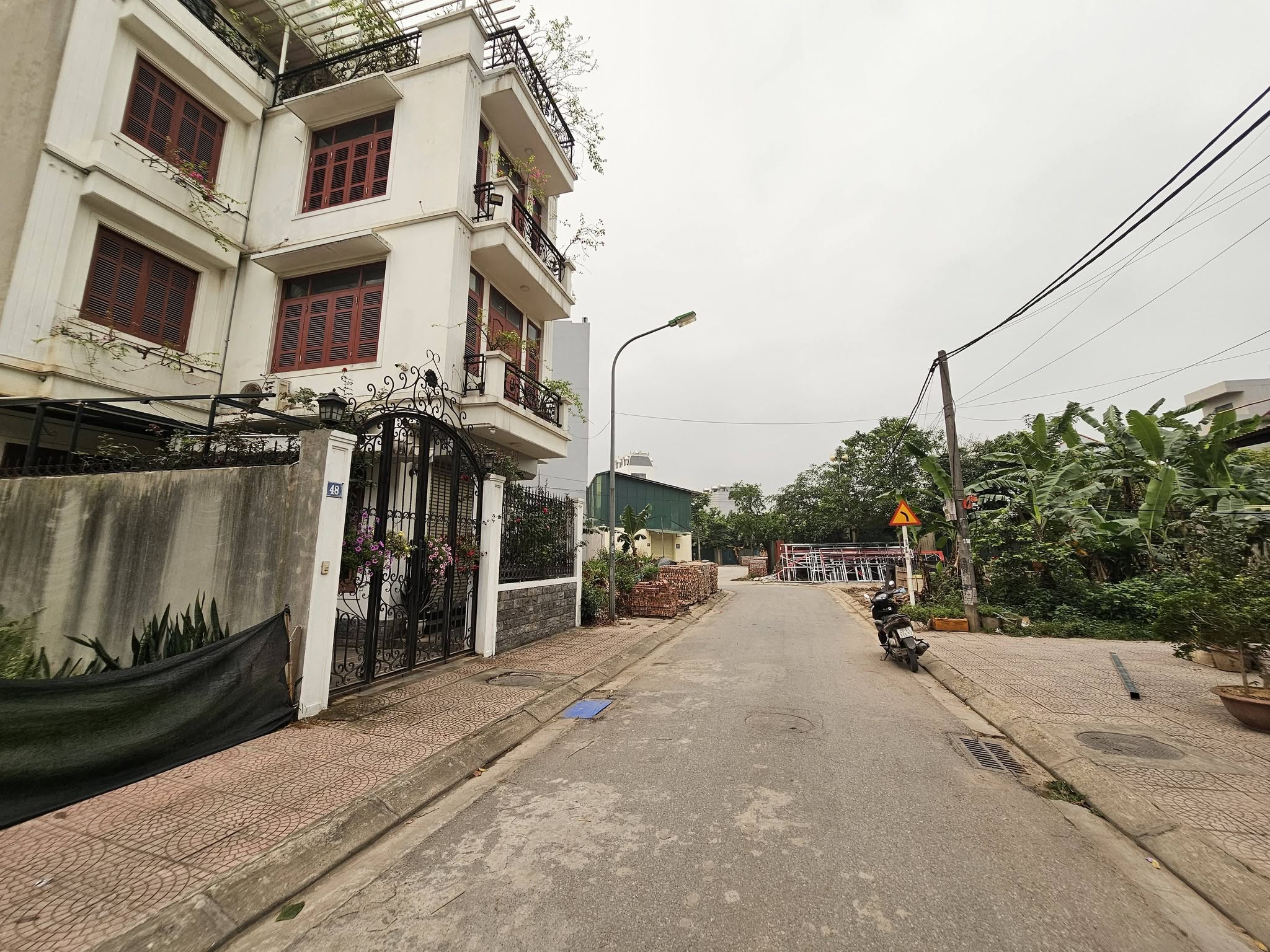 Bán đất đấu giá Cự Khối, gần Hồ Đầm Tranh, DT 91m2, MT 7m, đường 9m, ô tô tránh nhau
