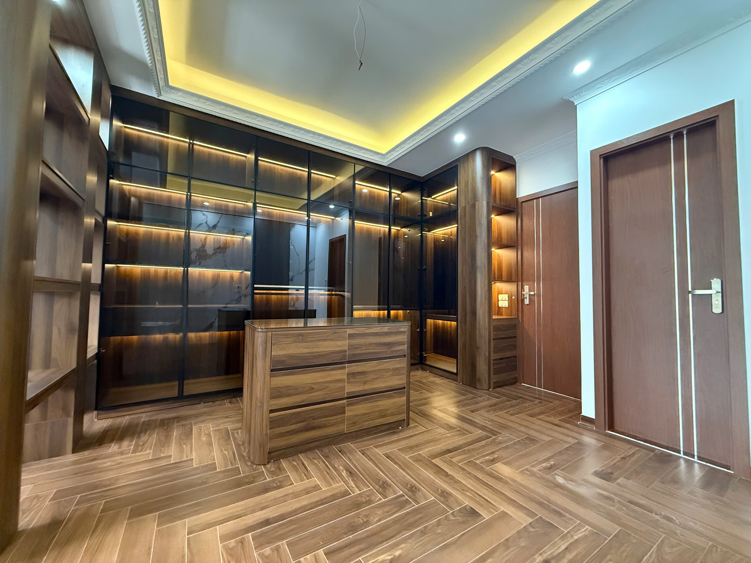 Bán nhà mặt phố khu Sài Đồng, 7 tầng, DT 80m2, MT 4.35m, 3PN, tiện kinh doanh, 2026