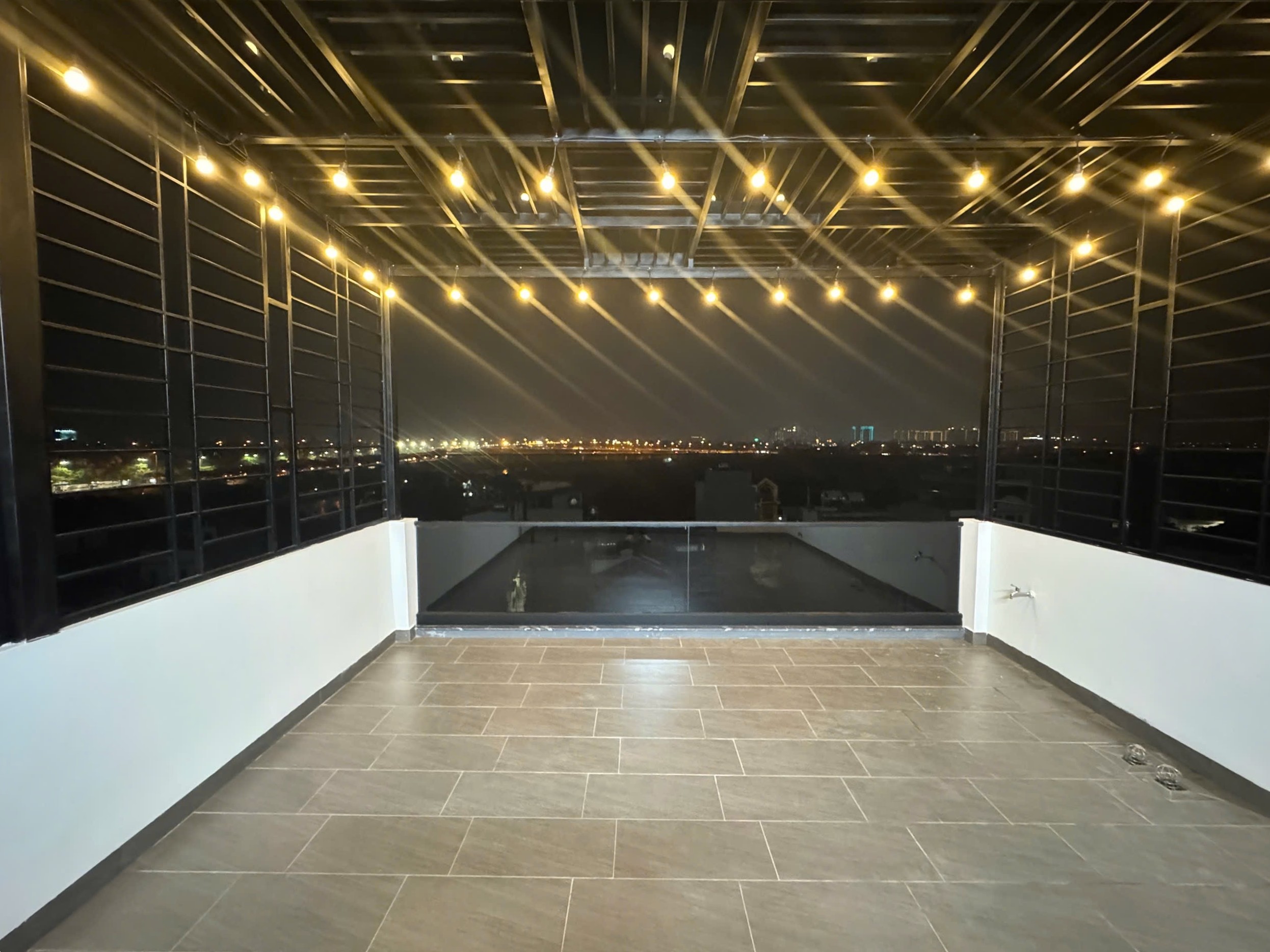 Bán nhà mặt ngõ Nguyễn Thời Trung, Thạch Bàn, 8 tầng, DT 90m2, MT 5m, 5PN, full nội thất