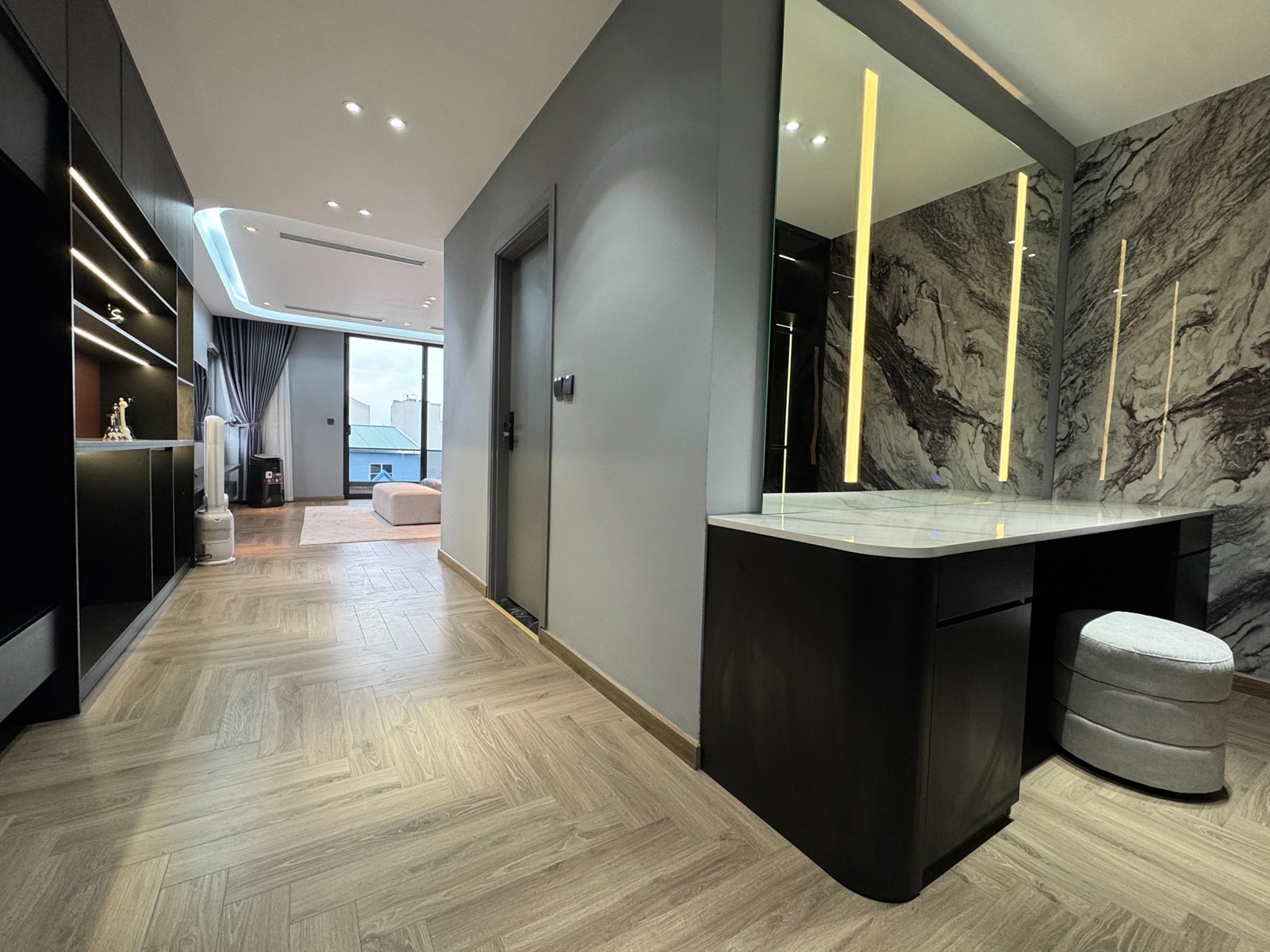 Bán nhà mặt ngõ Nguyễn Thời Trung, Thạch Bàn, 8 tầng, DT 90m2, MT 5m, 5PN, full nội thất