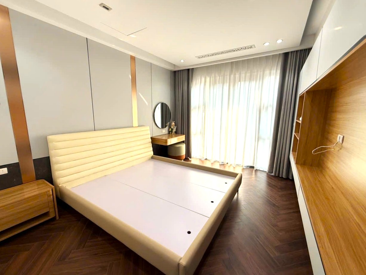 Bán nhà phân lô chân cầu Vĩnh Tuy, 8 tầng, DT 50m2, MT 3.6m, 3PN, có thang máy, gara ô tô