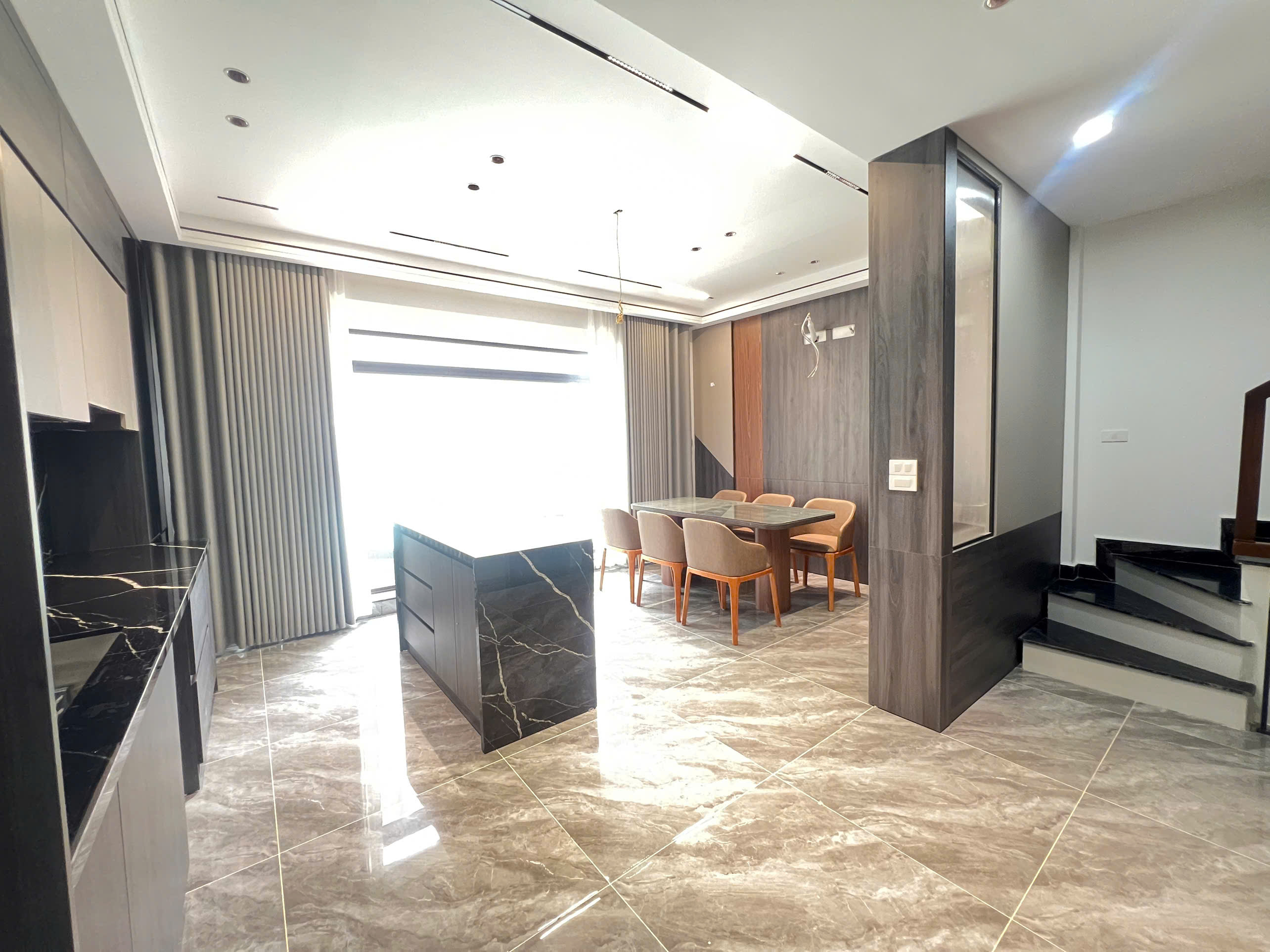 Bán nhà Ngõ 61 phố Trạm, 6 tầng, DT 40m2, MT 5.4m, 3PN, full nội thất, có thang máy, 2026