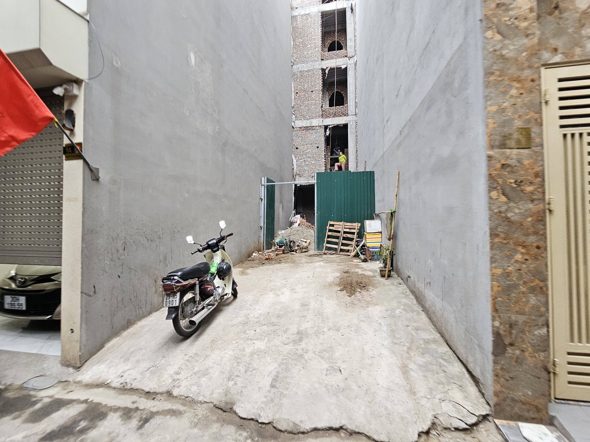 Bán đất phố Cầu Bây, gần Tiểu học Vũ Xuân Thiều, DT 43m2, MT 3.7m, ô tô 7 chỗ vào nhà