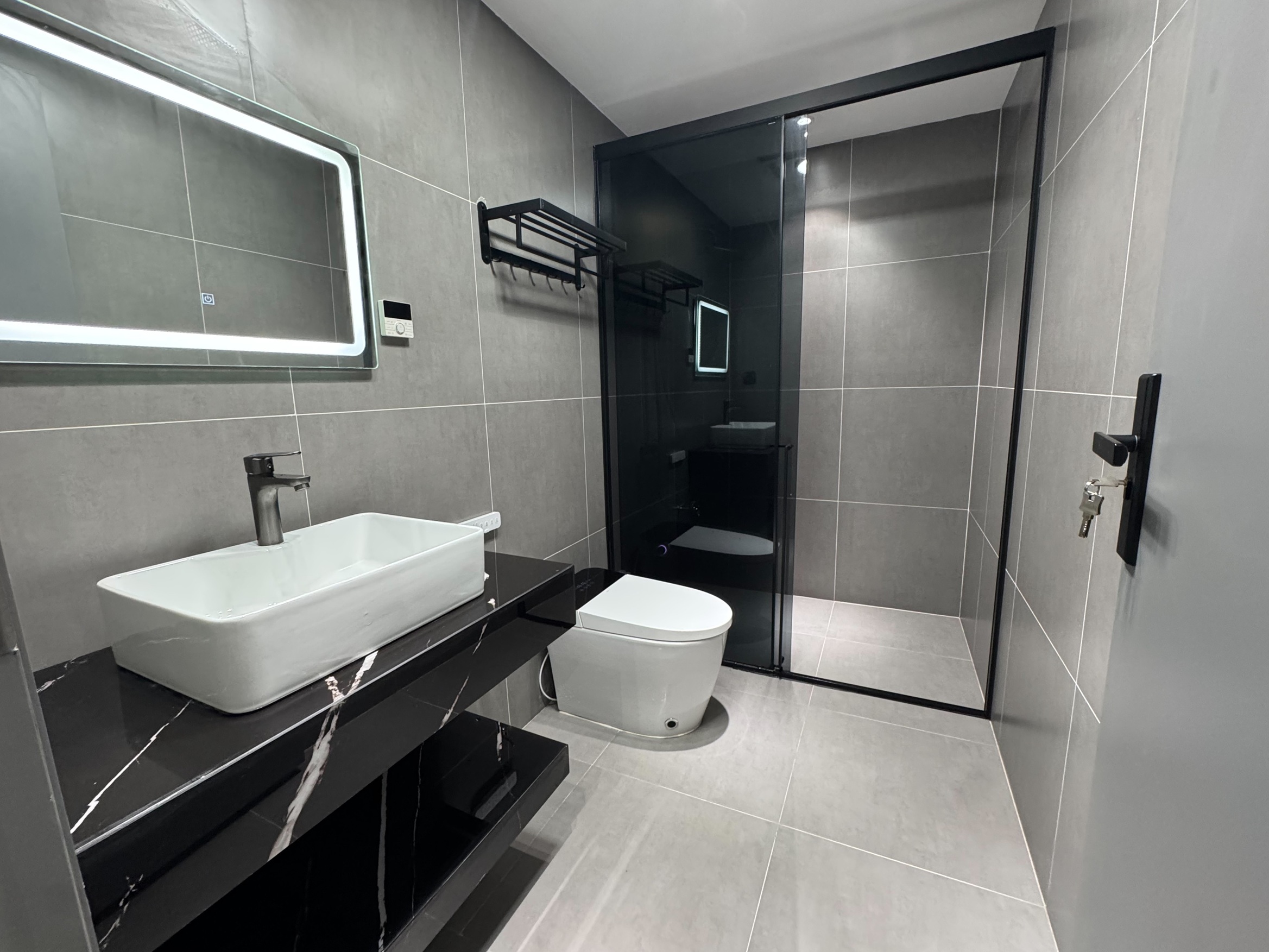 Bán nhà mặt ngõ Nguyễn Thời Trung, Thạch Bàn, 8 tầng, DT 90m2, MT 5m, 5PN, full nội thất