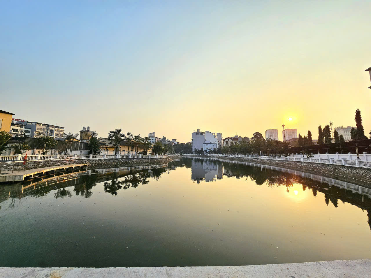 Bán nhà phố Lâm Hạ, gần hồ Hàng Không, 7 tầng, DT 68m2, MT 5m, 4PN, full nội thất