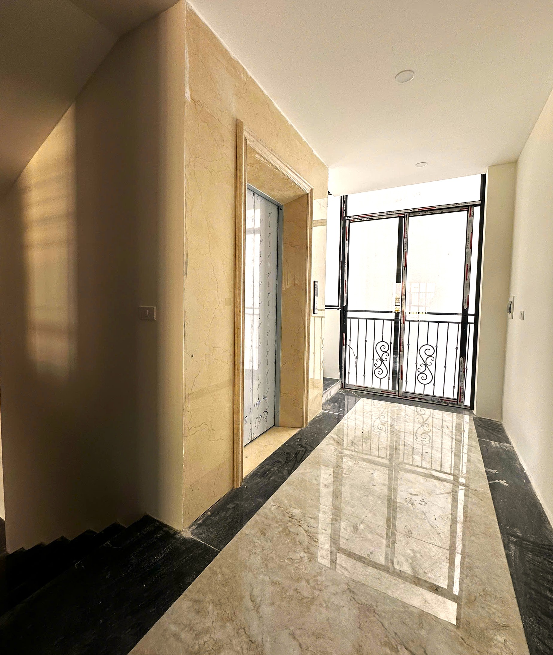 Bán nhà phố Lâm Hạ, gần hồ Hàng Không, 7 tầng, DT 68m2, MT 5m, 4PN, full nội thất